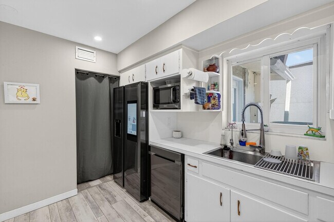 Building Photo - 1570 NE 30th Pl