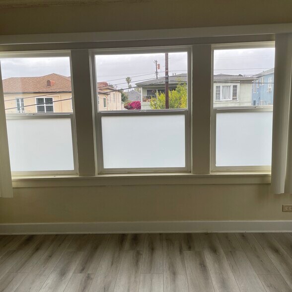 Building Photo - 1275 1/2 Queen Anne Pl