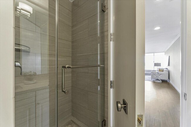 Building Photo - 565 Bellevue Ave
