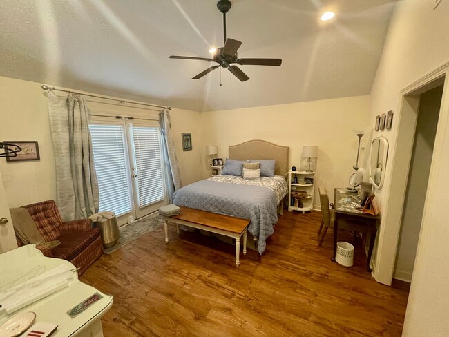 Building Photo - Charming 3/2 Home in Madison School Distri...