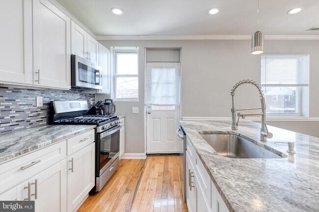 Building Photo - Welcome to this beautifully renovated 4bd 2bth end-of-group townhome in Baltimore!