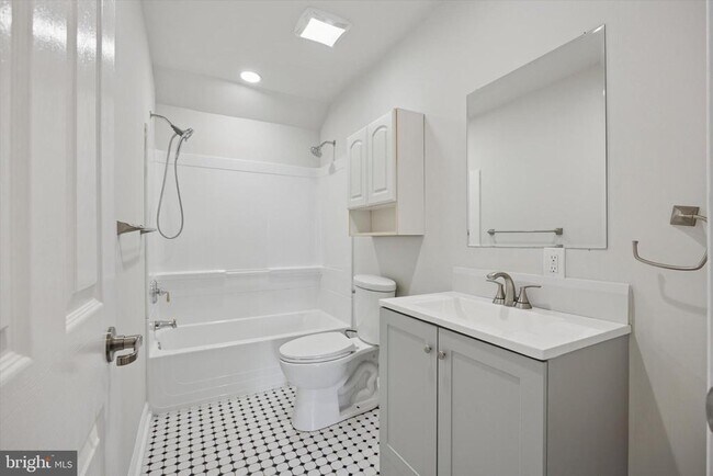 Building Photo - 271 Monroe St
