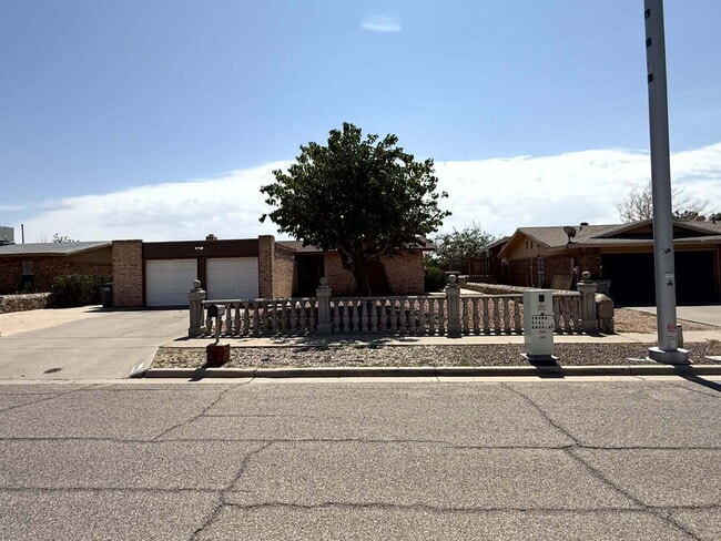 "Charming 4-Bed Oasis with 2 Baths in El ... - "Charming 4-Bed Oasis with 2  Baths in El ...