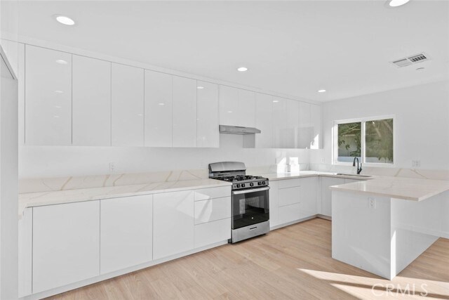 Building Photo - 6842 Cedros Ave