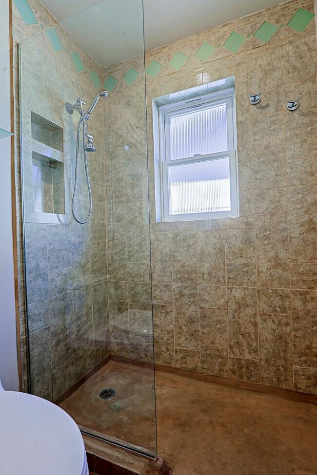 Building Photo - 6203 N 12th Pl