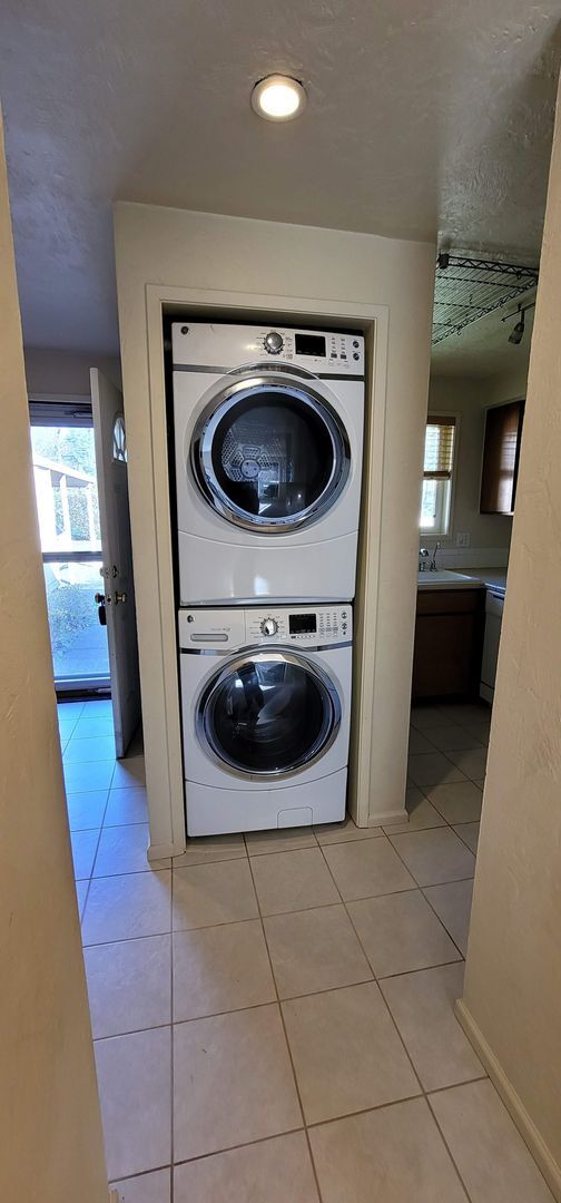 Building Photo - Updated Townhouse with Community Pool