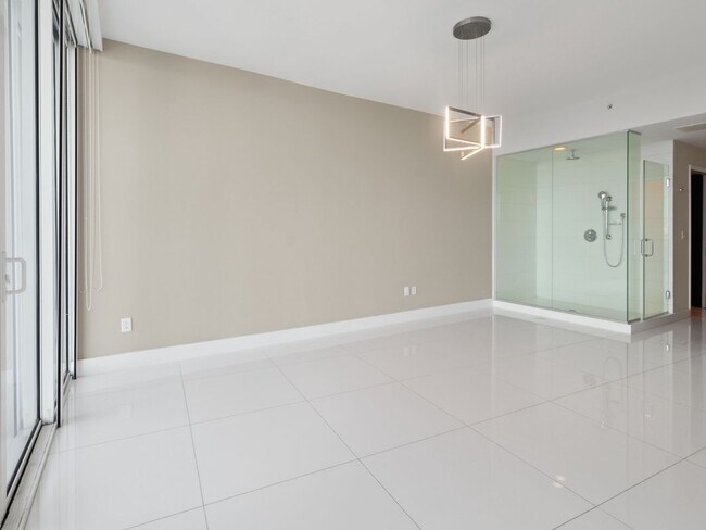 Building Photo - 2020 N Bayshore Dr