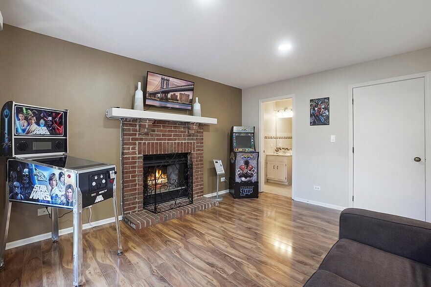 Building Photo - 2323 Woodview Ln
