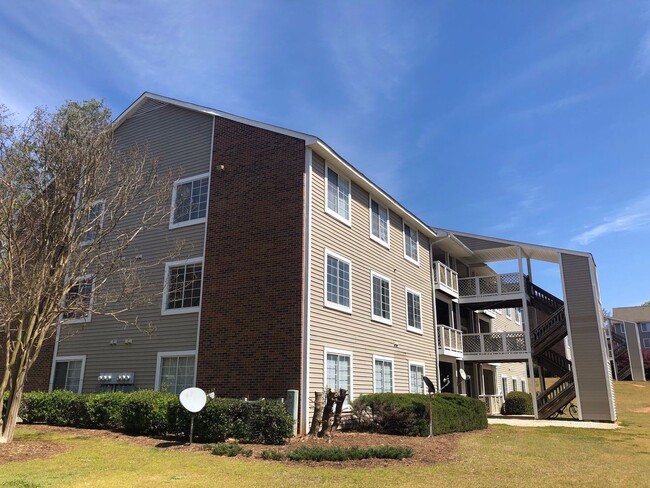 Building Photo - 220 Elm St