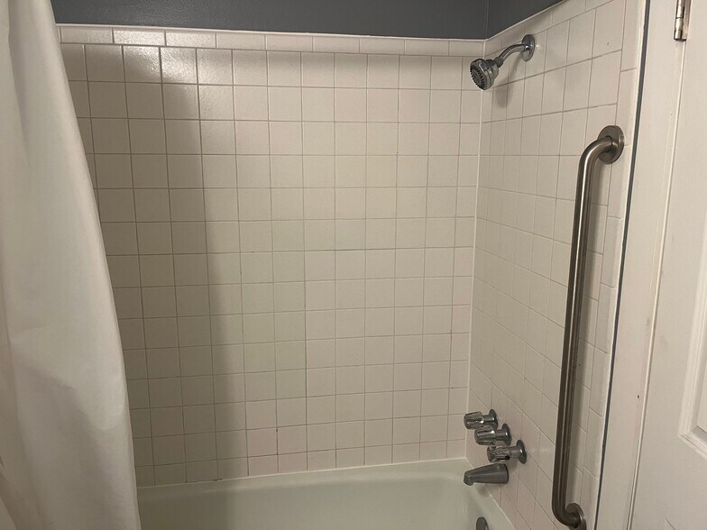 Building Photo - 2600 Parklake Ct