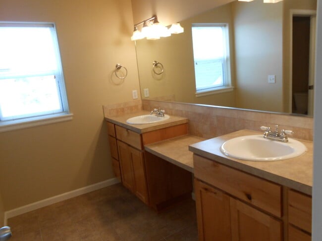 Building Photo - VIDEOTOUR: Stunning Home with Lots of Spac...