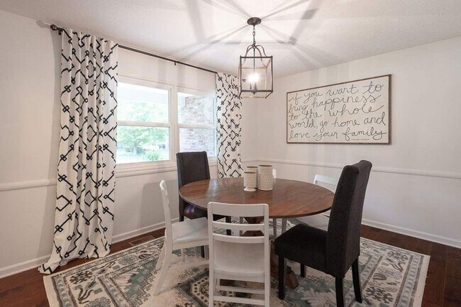 Building Photo - Beautiful home located in Sycamore Knolls!