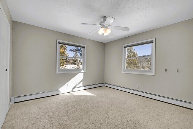 Building Photo - 28585 Evergreen Manor Dr