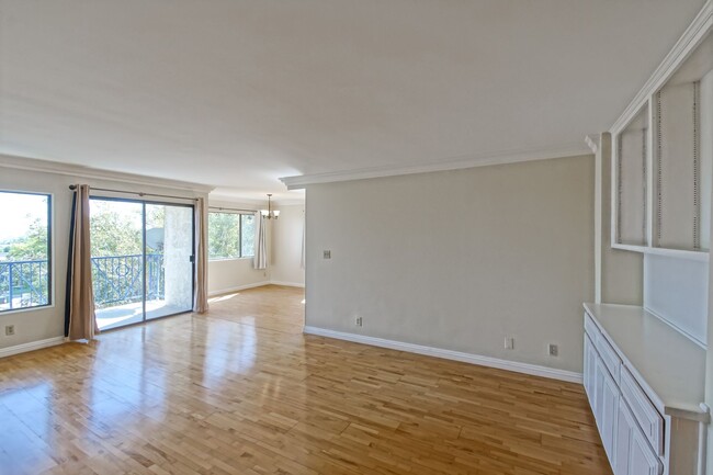 Building Photo - Bright & Airy, 2nd Floor, Corner Unit Cond...