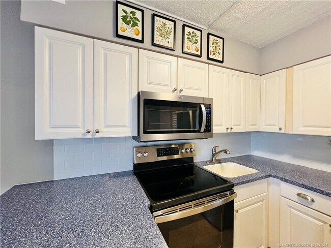 Building Photo - 11000 S Ocean Dr