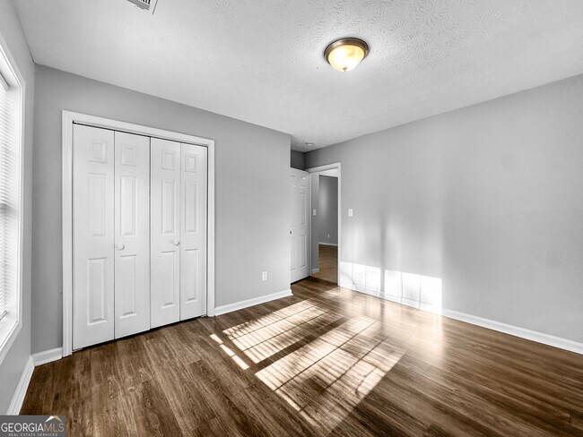 Building Photo - 5844 Meadow Ln