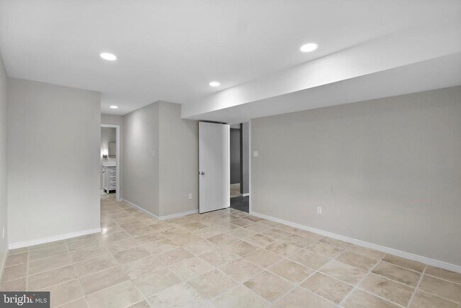 Building Photo - 1460 Waterfront Rd