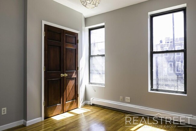 Building Photo - Duplex 2 BR in Bushwick