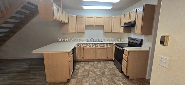 Building Photo - Near CMU 2 Bedroom 1.5 Bath Townhouse
