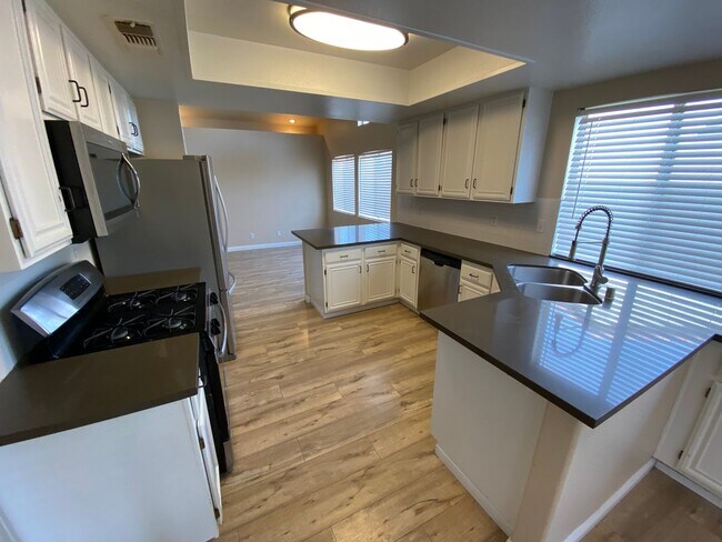 Building Photo - Beautiful 3 bed/2 bath home located near North Las Vegas