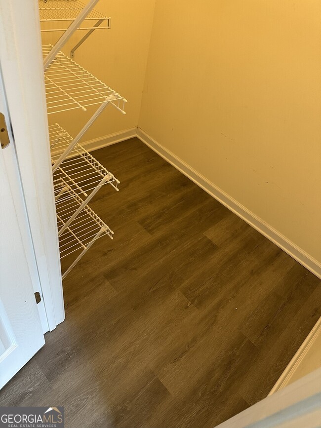 Building Photo - 515 Edgewater Way