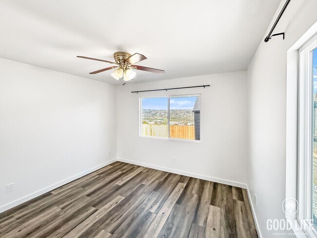 Building Photo - Beautiful 3BD/2BA W/ Updated Kitchen and A...