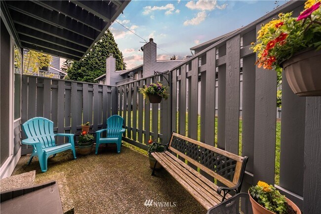 Building Photo - Beautifully Remodeled 2 bed/1.5 Bath Townh...