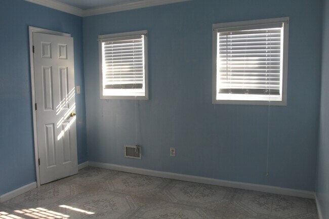 Building Photo - 311 Hollis Dr