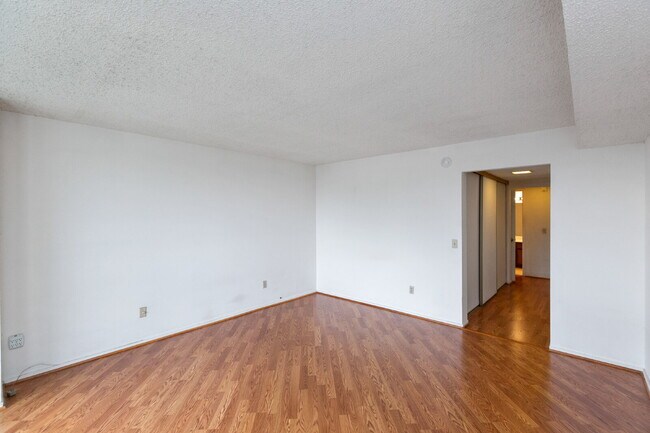 Building Photo - Amazing Opportunity to Rent this well Main...