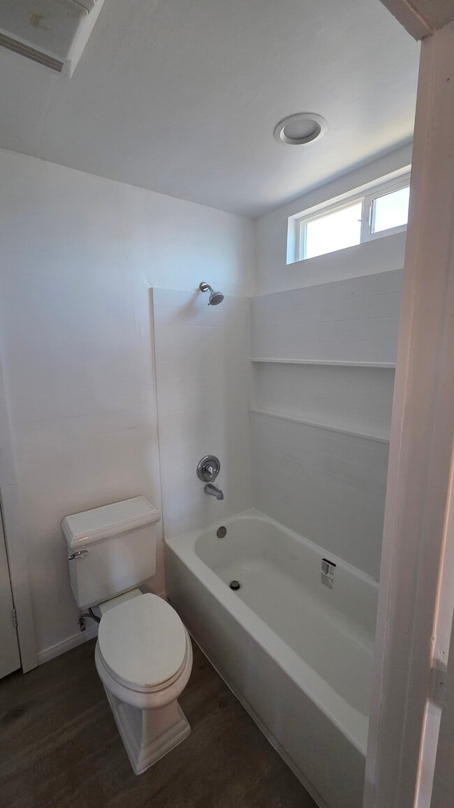 Building Photo - 310 W 10th St