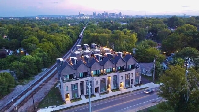 Building Photo - 738 Douglas Ave