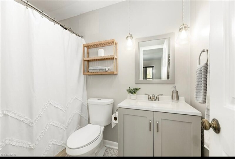 Building Photo - 1074 Hickory Glen Rd