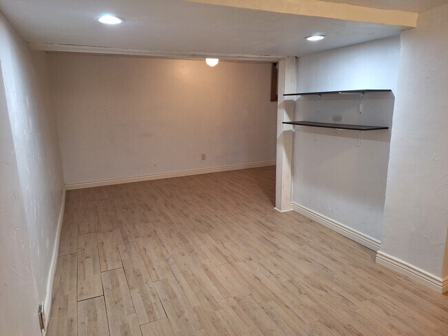 Building Photo - 2437 N Curtis Rd