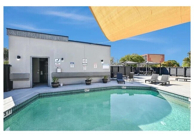 Building Photo - 935 La Posada Dr