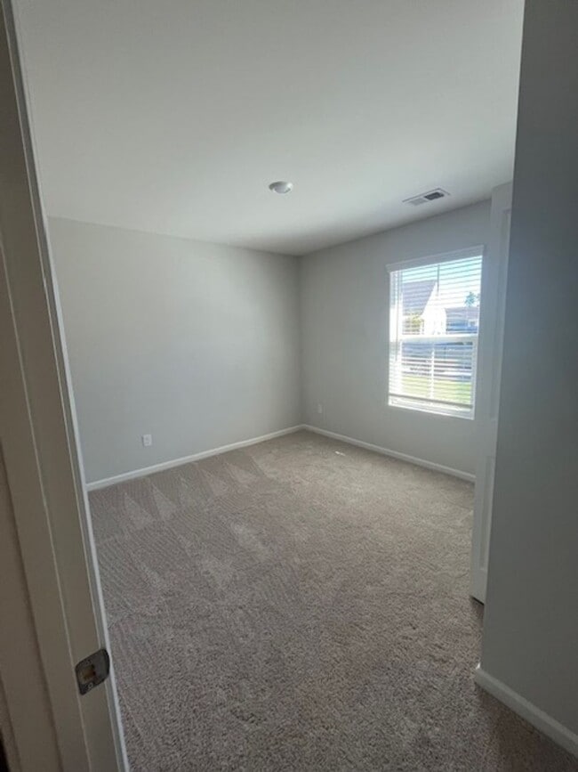 Building Photo - Cozy New-Build in Leland!