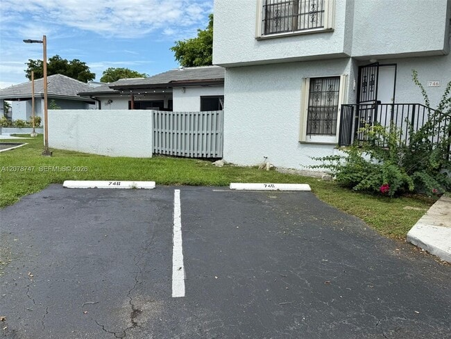 Building Photo - 746 NW 105th Pl