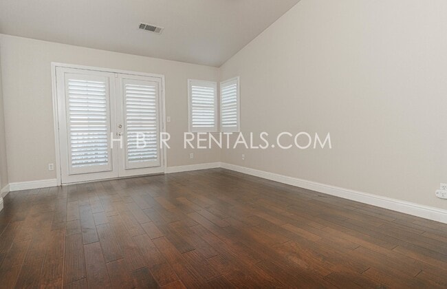 Building Photo - 422 Meyenberg Ave