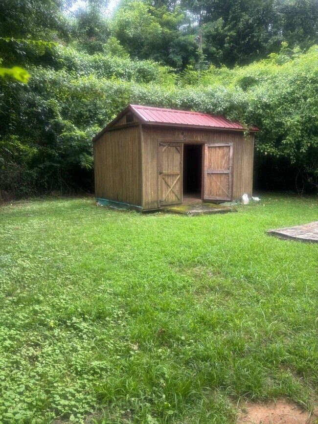 Building Photo - Charming 3 Bed/1 Bath Available Now