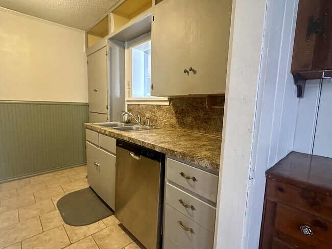 Building Photo - Character-filled Tech Terrace Beauty!