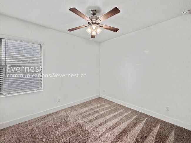 Building Photo - 3 Bed, 2 Bath Home with Fenced Yard & Garage / Pet-Friendly / Available Now!