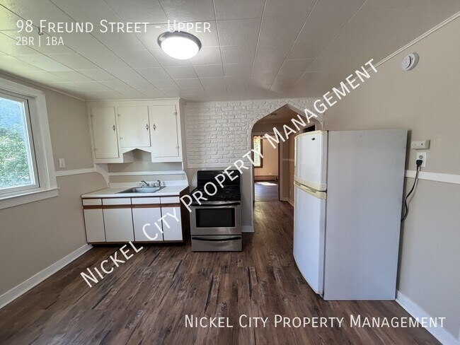 Building Photo - 98 Freund St