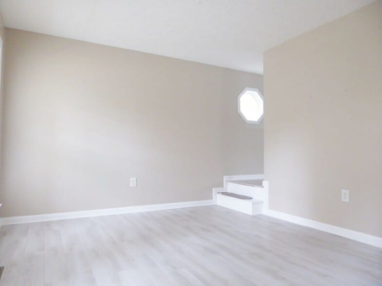 Building Photo - 72 Albertson Ct