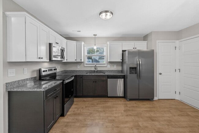 Building Photo - Pet Friendly Three Bedroom!