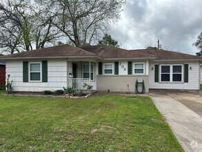 Building Photo - 206 Poinsettia St
