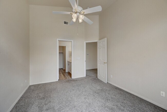 Building Photo - "Charming 2-Bed, 2-Bath Condo Retreat in Centennial"