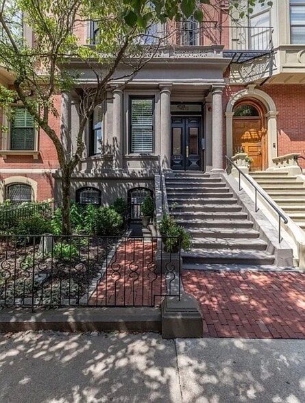Building Photo - 212 Beacon St