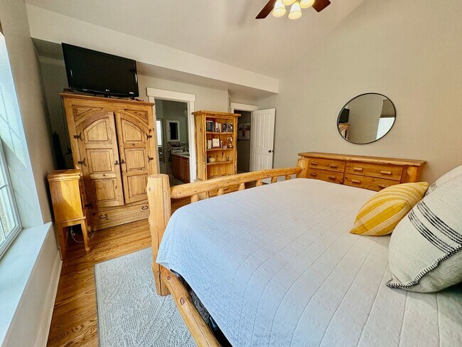 Building Photo - Stunning Home with ~4,000sqft of Living Space In a Great Location!