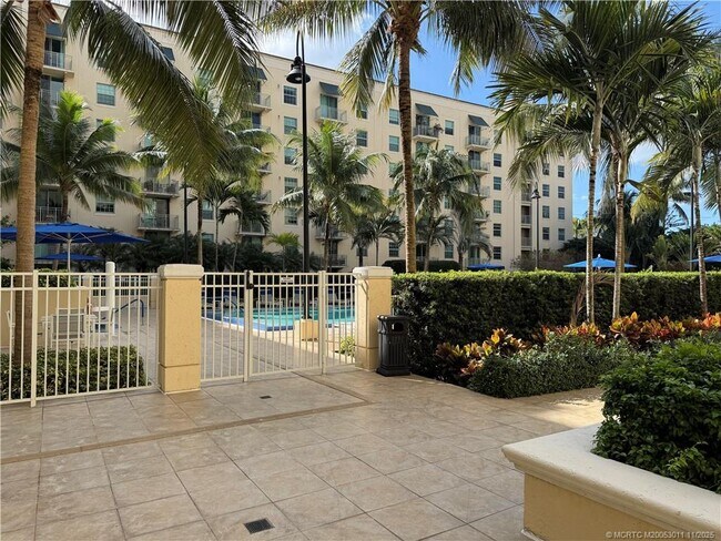 Building Photo - 610 Clematis St