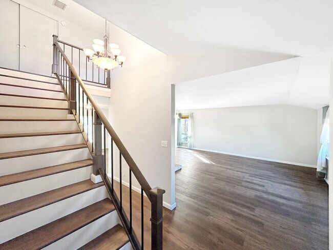Building Photo - Beautiful 4BD/2BA W/ Attached Garage in Cl...