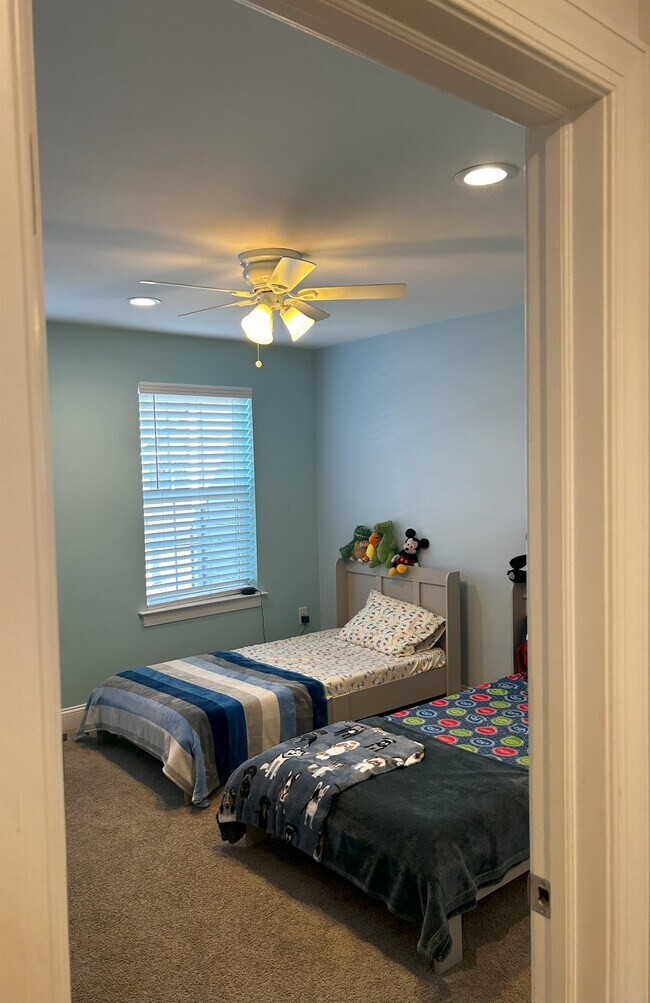 Building Photo - 16760 River View Cir